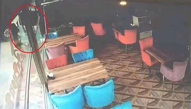 Ankara'da feci kaza! Belediye otobüsü kafeye girdi: Yaralılar var-1