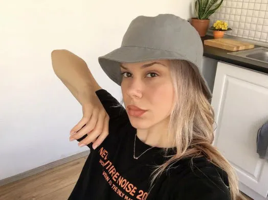 Survivor yarışmacısı Sancakay çıka çıka bakın kim çıktı yoksa torpilli mi ! Survivor'ın sarışın güzeli meğer ünlü teknik direktörün...-5