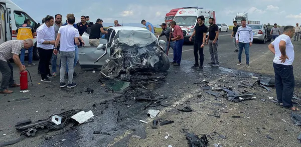 Kars'ta feci kaza! İki otomobil kafa kafaya çarpıştı: 9 yaralı-3