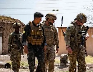 ABD askerleri Türkiye sınırında teröristlerle poz verdiler!