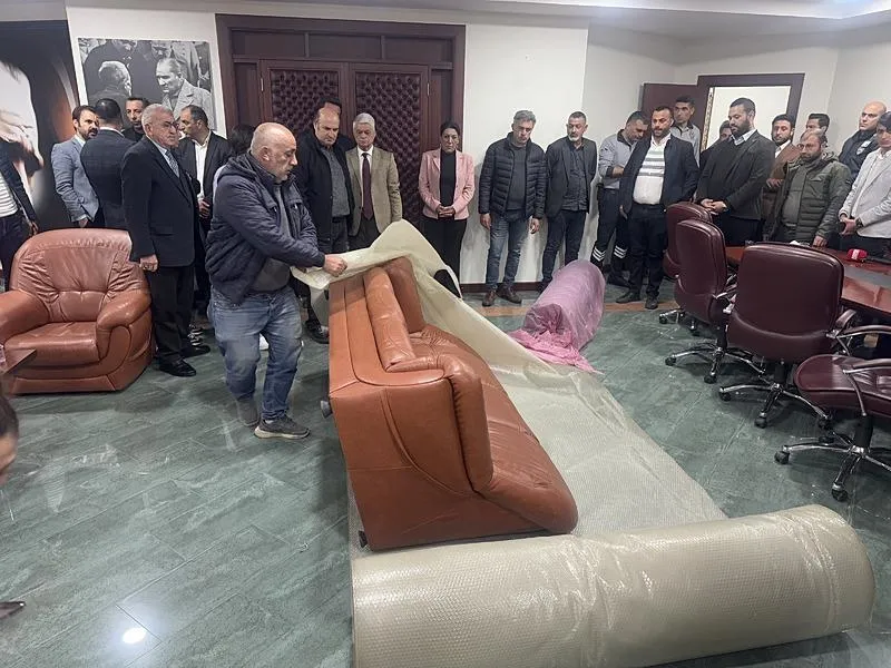 CHP'li Seyhan Belediye Başkanı Oya Tekin'in makam odasındaki eşyalar, 5 müteahhit firmaya olan borcun ödenmediği gerekçesiyle haczedildi. (AA)