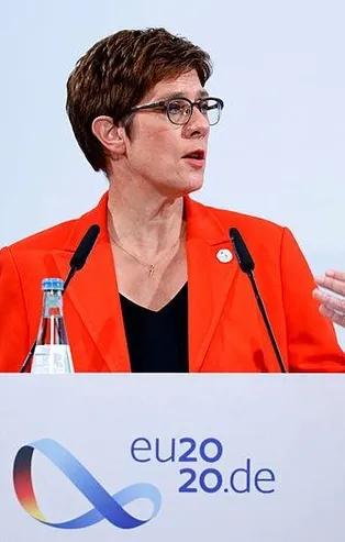 Alman Savunma Bakanı mikrofonu açık unuttu: "Türkiye tarafı gerçekten çok zorluydu"