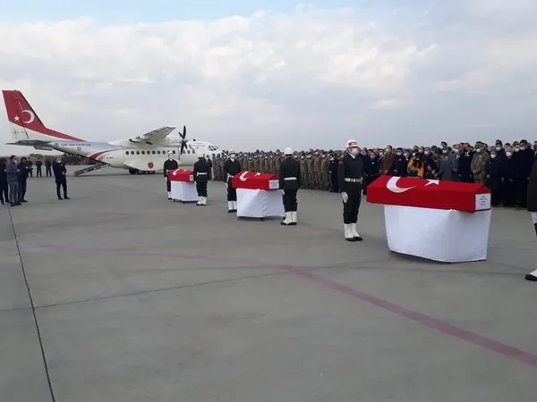 sanliurfa-sehitleri-memleketlerine-ugurlandi-tegmen-murat-alyakutun-esi-tabutuna-sarildi-1641710988102.jpg Şanlıurfa şehitleri memleketlerine uğurlandı! Teğmen Murat Alyakut'un eşi tabutuna sarıldı-2