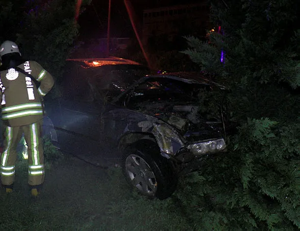 TEM’de kontrolden çıkan araç yol kenarına uçtu