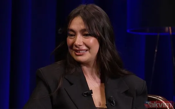 KADİR DOĞULU'NUN "SÜTLAÇ" LAKABININ SIRRI ÇÖZÜLDÜ: NESLİHAN ATAGÜL O GECEYİ ANLATTI! Ünlü oyuncu Neslihan Atagül Doğulu, eşi Kadir Doğulu'ya neden "Sütlaç"...