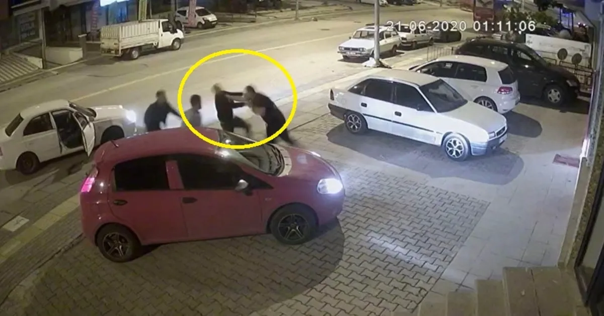 Yanlış kişiye çattılar! 3 trafik magandasını 30 saniyede nakavt etti
