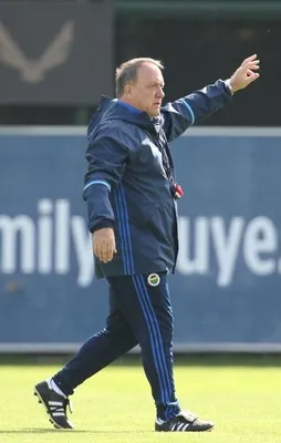 Advocaat Hollanda'nın kadrosunu belirledi