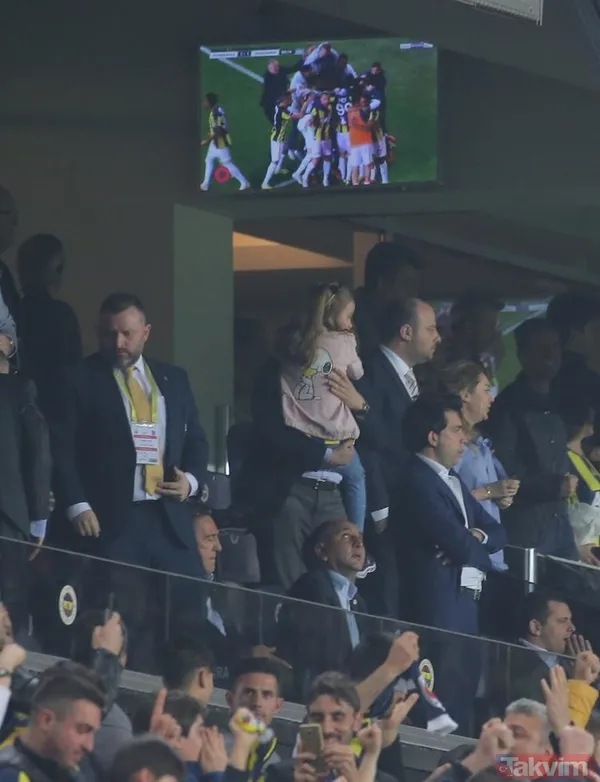 İşte O Fotoğraf! Taraftarlar Çılgınca Sevinirken Koç, Tamamen Tepkisiz...