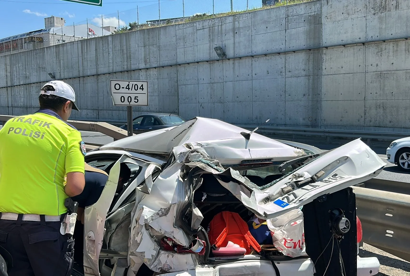 TIR kağıt gibi ezdi