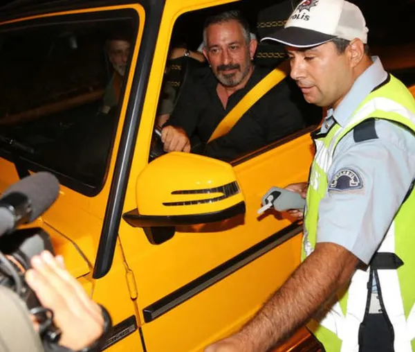 Cem Yılmaz polis çevirmesine takıldı alkolmetreyi üfledi-4