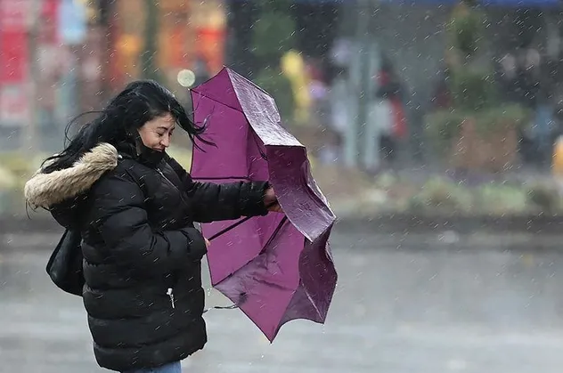 Sel, su baskını, yıldırıma dikkat! Meteoroloji'den kuvvetli yağış uyarısı geldi! İstanbul da listede