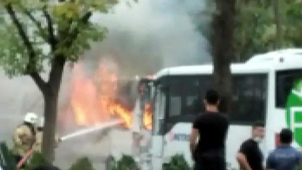 Son dakika: Beylikdüzü’nde korku dolu anlar! Park halindeki servis aracı alev alev yandı-2