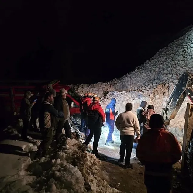 Çığ nedeniyle mahsur kalan 15 kişi kurtarıldı