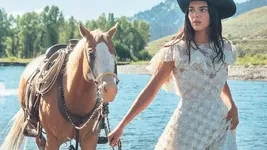 Moda dünyasının ünlü ismi Kendall Jenner'ın okuduğu kitap görenleri şaşırttı!