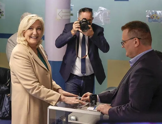 SON DAKİKA: Fransa'da cumhurbaşkanlığı seçimi günü: Macron ile Marine Le Pen ikinci tura kaldı-1