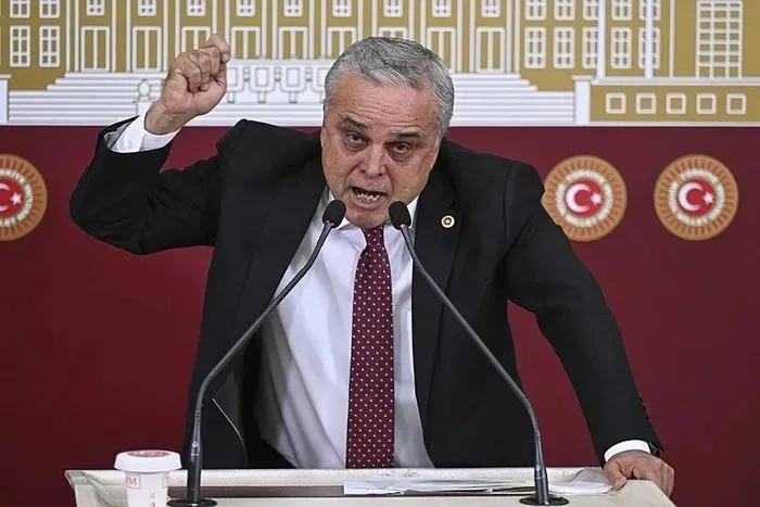 hasan-ufuk-cakir-takvimde-dedigini-yapti-halk-tv-oto-hirsizi-mansetinin-altinda-kaldi-5-milyonluk-tazminat-eri-1771960949094.jpeg Hasan Ufuk Çakır Takvim’de dediğini yaptı! Halk TV “oto hırsızı” manşetinin altında kaldı: 5 milyonluk tazminat +erişim engeli-3