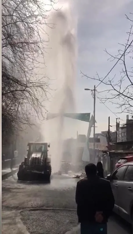 iski-beyoglunda-isale-borusu-patlatti-tazyikli-su-binalarin-boyunu-asti-1709128136631.jpeg