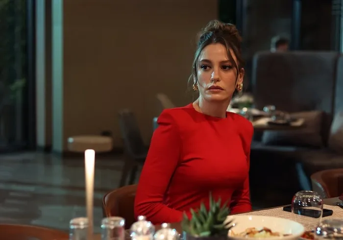 aile-dizisi-patir-patir-dokuluyor-seyirci-sokta-2-basrol-oyuncudan-ayrilik-karari-geldi-bir-de-final-soku-1703069433758.jpg Aile dizisi patır patır dökülüyor seyirci şokta: 2 başrol oyuncudan ayrılık kararı bir de final...-4