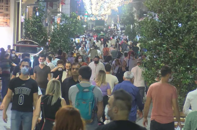 Son dakika: İstiklal Caddesi'nde hafta sonu yoğunluğu! Koronavirüse aldırış etmediler