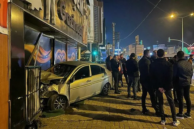 İzmir'de kaza! Çarpışan 2 otomobilden 1'i gece kulübüne daldı