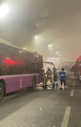 Taksim'de İETT otobüsü yandı! Yol trafiğe kapandı