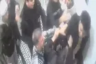 Sevgilisini darbetti! Garsonlar tekme tokat dövdü