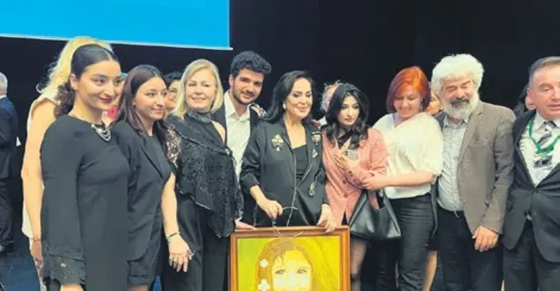 Dünya Çevre Bilinci Eğitim Derneği'nin ödül töreninde Türkan Şoray'dan alkışlanacak hareket