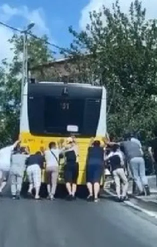 İETT vatandaşları taşıyacağına vatandaşlar İETT otobüsünü taşıdı!