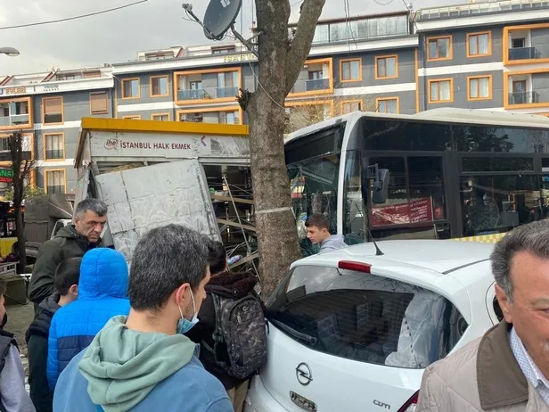 İETT otobüsü Halk Ekmek büfesine çarptı-3
