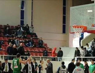 Maçta pota kırıldı!