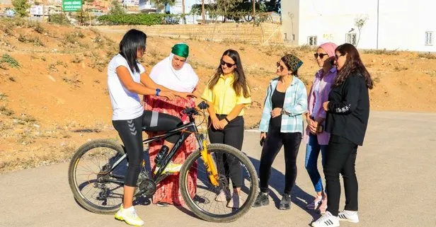 Mardin Derik’te 3 çocuk annesi Sevdet Baki 5 ayda ilçedeki 72 kadına bisiklet sürmeyi öğretti