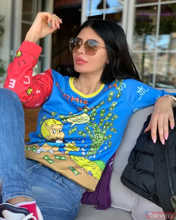 Ebru Polat iç çamaşırının üzerine giydiği transparan üstüyle gündemde! Günlük 40 bin TL kazandığı iddia edilen Ebru yine çok konuşuldu - 1