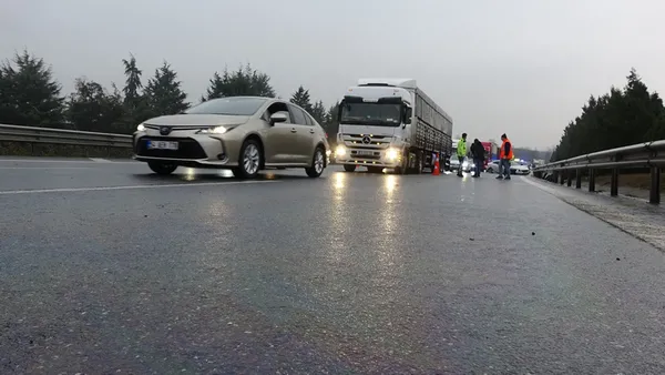 son-dakika-tem-otoyolunda-meydana-gelen-zincirleme-kazada-6-luks-arac-birbirine-girdi-1608025563972.jpg SON DAKİKA: TEM Otoyolu'nda meydana gelen zincirleme kazada 6 lüks araç birbirine girdi-4