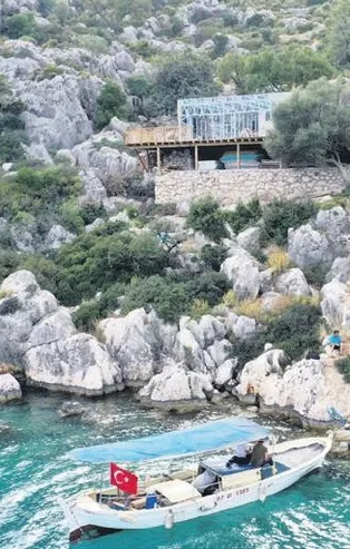 Antalya Demre'de doğal sit alanına dikilen villa söküldü!