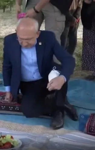 CHP Genel Başkanı Kemal Kılıçdaroğlu Isparta'da yer sofrasına ayakkabıyla oturdu