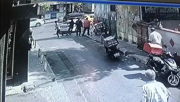 1660471953229.jpg İstanbul'da gündüz vakti film gibi olay: Biber gazı sıkıp kaçırmak istediler-4