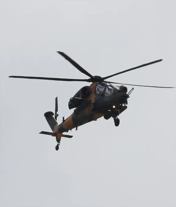 Türkiye'nin Atak helikopterleri NATO Zirvesi'nde gösteriye katıldı-1