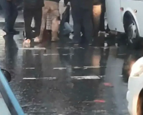 Esenyurt'ta kırmızı ışığa aldırmadan çocuğu ile yola inen kadına otobüs çarptı-2