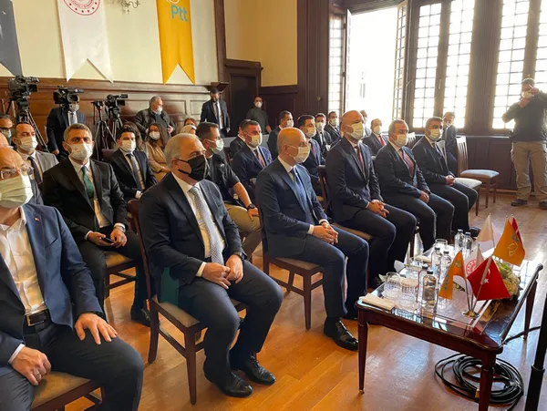 sirkeci-buyuk-postane-hizmet-binasindan-sokulen-2-abdulhamidin-tugrasi-94-yil-sonra-tekrar-asildi-1634902461146.jpg Sirkeci Büyük Postane Hizmet Binası'ndan sökülen 2. Abdülhamid'in tuğrası 94 yıl sonra tekrar asıldı-4