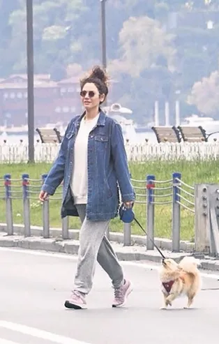 Oyuncu Ekin Türkmen coronavirüse karşı önlem almadan köpeğini gezdirdi