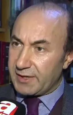 Bu insanlar bindiğimiz gemiyi deliyor
