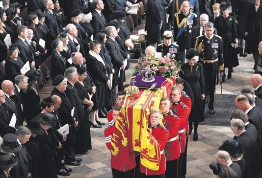 son-veda-1663625856722.jpeg İngiltere Kraliçesi Elizabeth görkemli törenle son yolculuğuna uğurlandı-2