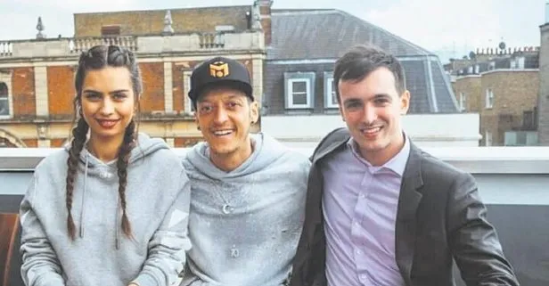 Mesut Özil, nişanlısı Amine Gülşe ile Londra’daki evinde ‘Payitaht: Abdülhamid’ dizisini seyretti