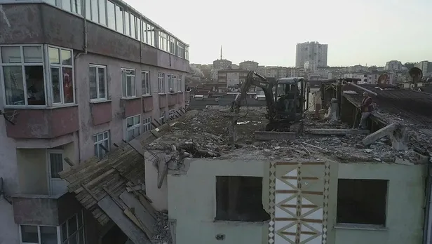 İstanbul'da deprem sonrası boşaltılan binada ilginç yıkım-4