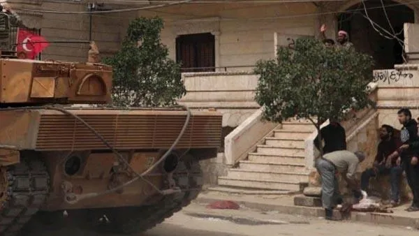 Türk askeri geçerken Afrinliler kurban kesti-4