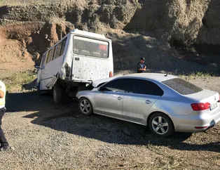 Kontrolden çıkan otomobil minibüse çarptı: 11 yaralı