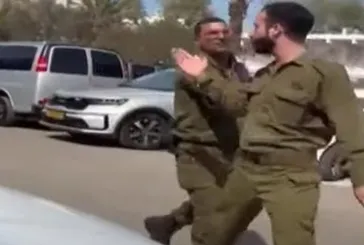 Netanyahu askeri üs ziyaretinde İsrail askeri tarafından protesto edildi: Senin yüzünden 3 arkadaşım öldü