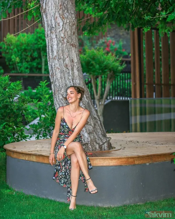 Seda Bakan derin yırtmacı ve dekoltesiyle sosyal medyayı salladı! Çiçekli elbisesiyle poz verdi herkes onu konuştu - 6