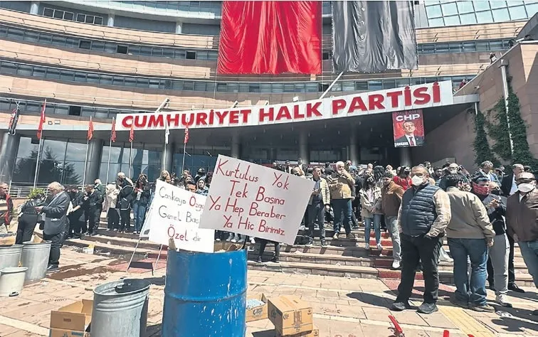 muhalif-medyanin-manipulasyonu-1780015090655.jpeg CHP’deki "mutlak butlan" sonrası muhalif basından sansür: Genel merkezdeki arbede ve yağmayı görmezden geldiler!-6