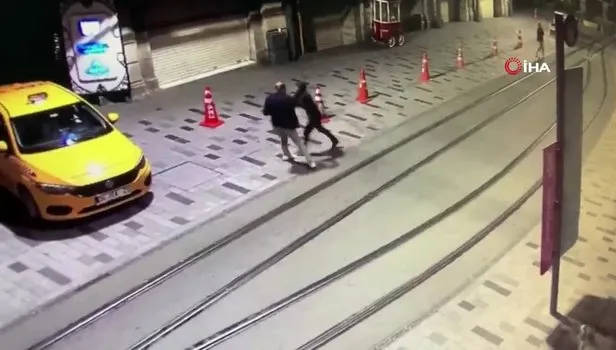 Yer: Beyoğlu... İngiliz turisti bıçaklayıp gasp ettiler! O anlar kamerada